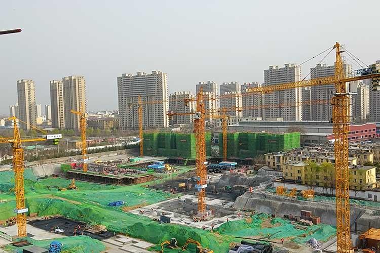 济宁塔吊租赁公司建议，固定的垂直运输设备布置在施工段的附近